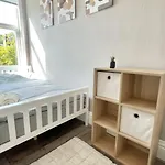 Vibrant 2 Bedroom Flat, Free Parking