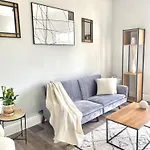 Vibrant 2 Bedroom Flat, Free Parking