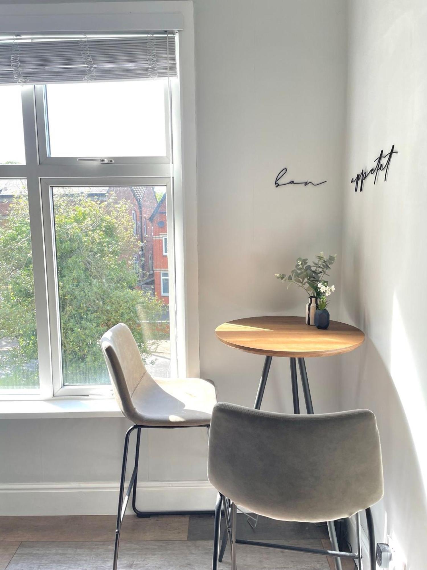Vibrant 2 Bedroom Flat, Free Parking Apartment