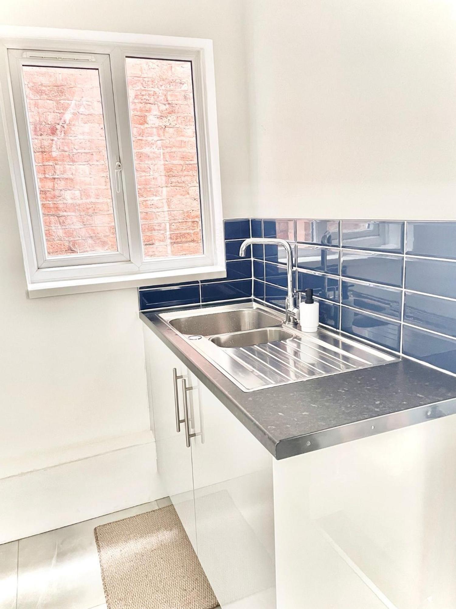 Apartment Vibrant 2 Bedroom Flat, Free Parking